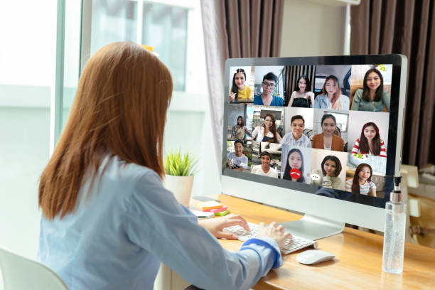 Rear view asian group business people working remotely video conference calling and meeting online teamwork discuss consulting from home on laptop computer screen home office. la vista trasera de personas de negocios asiáticos de grupo que trabajan remotamente videoconferencias y reuniones de trabajo en equipo en línea discuten la consultoría desde casa en la oficina doméstica de la pantalla de la computadora portátil.