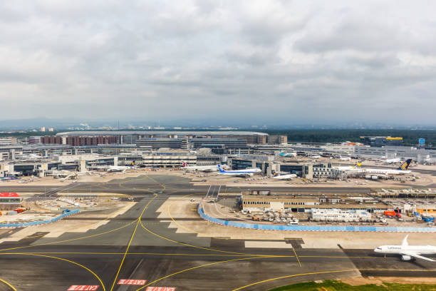 フランクフルト空港fraターミナル1航空写真 - frankfurt international airport ストックフォトと画像