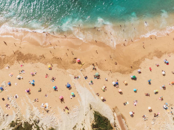 soziale entfernung am strand - sommer 2020 - coronavirus - sea summer umbrella beach stock-fotos und bilder