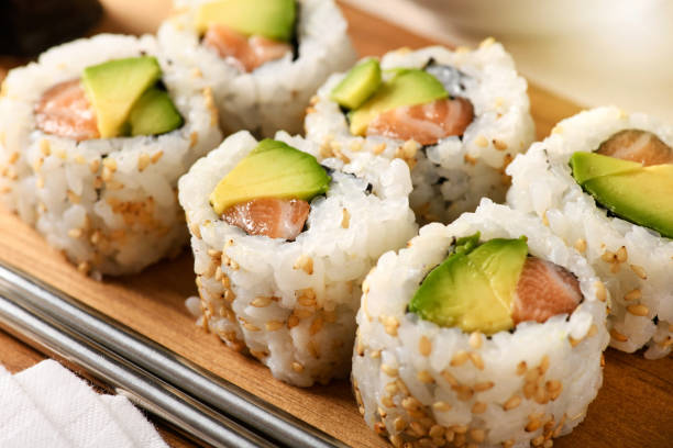 łosoś i gruszka z awokado uramaki sushi rolki - uramaki zdjęcia i obrazy z banku zdjęć