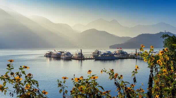 lago sun moon al amanecer en nantou, taiwán. - sun moon lake fotografías e imágenes de stock