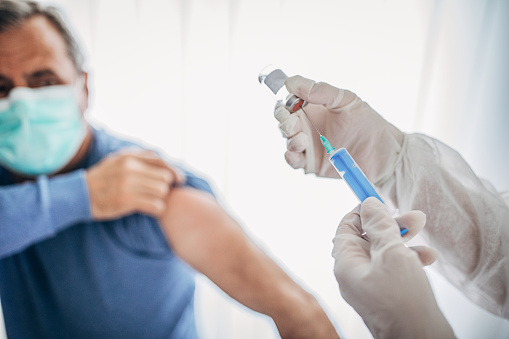 Hombre mayor está a punto de recibir la vacuna contra el coronavirus Covid-19 photo