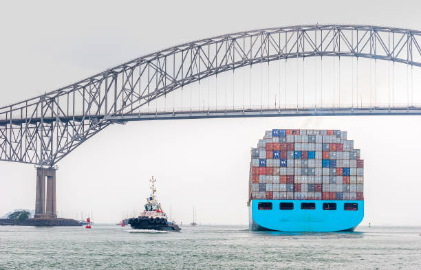 미주 다리 아래 컨테이너 선박, 파나마 - panama canal panama container ship industrial ship 뉴스 사진 이미지