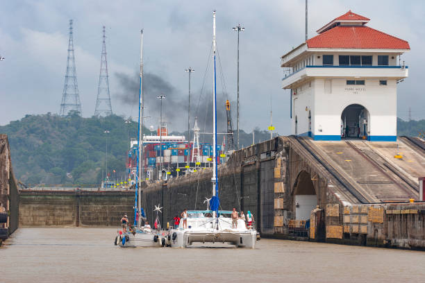 cargo vessels in the panama canal - panama canal panama canal container imagens e fotografias de stock