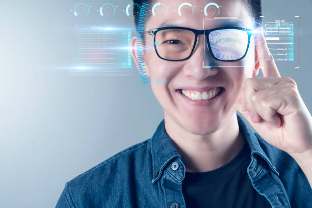 Asian man investor wear hi-tech smart glasses smart gadget technology work from home, business investment graph chart futuristic virtual hologram, finance business report data management technology. el inversor asiático lleva gafas inteligentes de alta tecnología de la tecnología de la tecnología de gadgets inteligentes trabajan desde el hogar, gráfico gráfico de inversión empresarial holograma virtual futurista, tecnología de gestión de dato