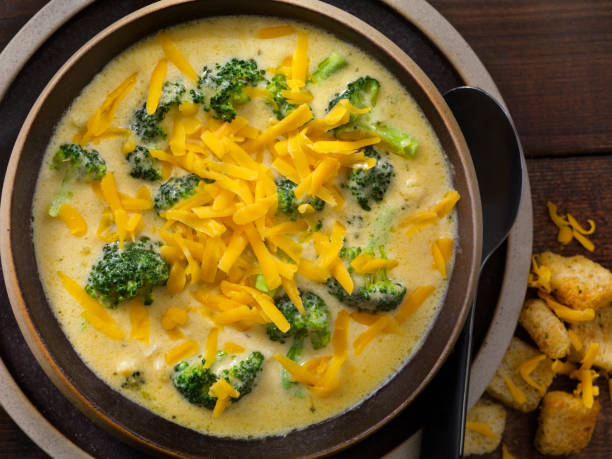 sopa cremosa de brócoli y cheddar con pan crujiente - sopa de crema fotografías e imágenes de stock
