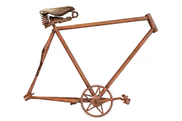 vintage verrostet und verwittert fahrradrahmen mit ledersattel isoliert auf weiß - bicycle frame stock-fotos und bilder