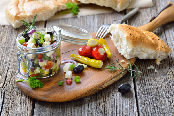 ensalada mediterránea en copa - farmer salad fotografías e imágenes de stock