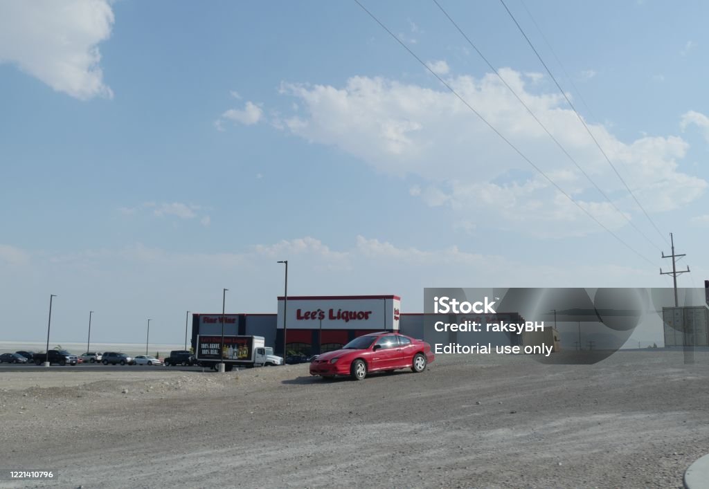 Wide Shot Of Lees Liquor Store In Wendover Nevada Stock Photo - Download  Image Now - iStock