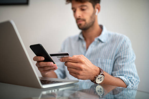 fermez-vous vers le haut d’un homme payant avec la carte de crédit. - internet e commerce credit card retail photos et images de collection