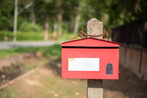vieille boîte aux lettres sur le fond flou. - red asia send mail photos et images de collection
