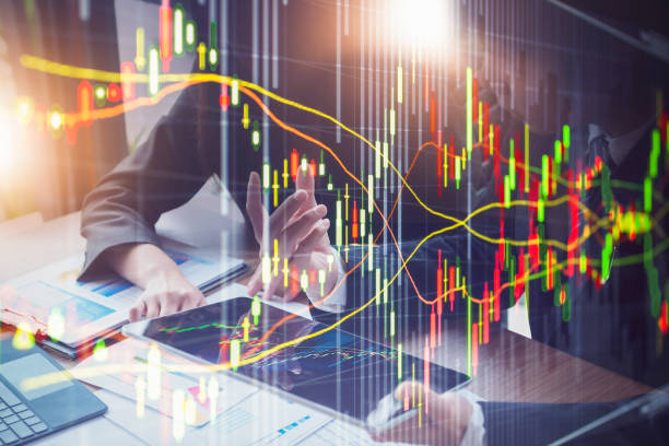 exposure stock market chart, background A male business consultant describes a marketing plan to set business strategies for women business owners witch using tablet. business planning and business researching concept. carta del mercado de valores de exposición, antecedentes un consultor de negocios masculino describe un plan de marketing para establecer estrategias de negocio para las mujeres propietarias de negocios bruja usando tableta. concepto de planificación emp