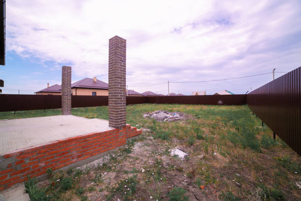 ceglany nowy dom na jednym piętrze - front door residential district colonial style construction zdjęcia i obrazy z banku zdjęć