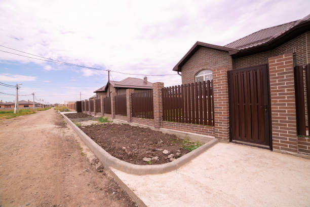 ceglany nowy dom na jednym piętrze - front door residential district colonial style construction zdjęcia i obrazy z banku zdjęć