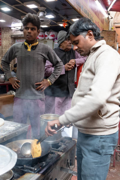 men preparing food at old delhi, india - consumerism indian ethnicity india delhi imagens e fotografias de stock
