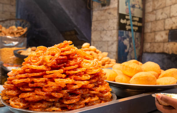 jalebi sweet in shop - consumerism indian ethnicity india delhi imagens e fotografias de stock