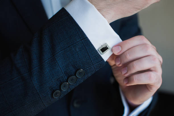 plan rapproché d’un homme dans un smoking fixant son boutons de manchette. - chain smoking photos et images de collection