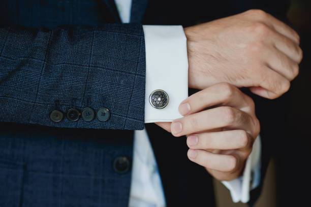 primer plano del hombre de negocios con gemelos. elegante joven hombre de negocios de la moda usando traje. - broche fotografías e imágenes de stock