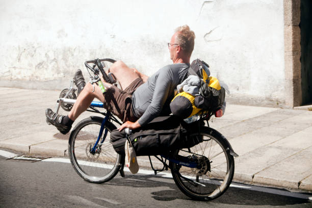 pilgerradfahrer auf dem liegerad in der altstadt von santiago de compostela. - liegefahrrad stock-fotos und bilder