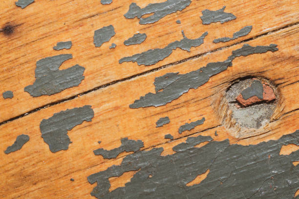 釘付きの木の背景。木製のテクスチャをクローズアップします。みすぼらしい塗料で古い荒い表面 - wood rustic close up nail ストックフォトと画像