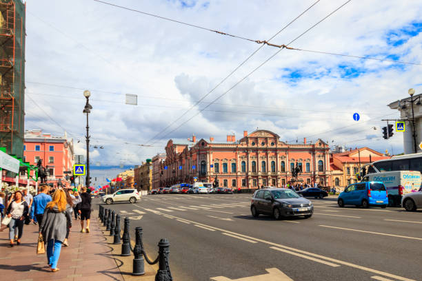 vue du pont d’anichkov et du palais beloselsky-belozersky à saint-pétersbourg, russie - nevsky prospekt photos et images de collection