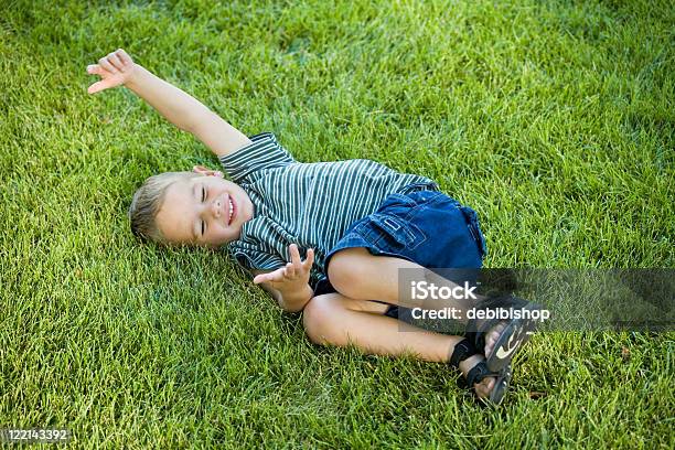 Foto de Menino Rolando Na Grama e mais fotos de stock de 2-3 Anos - 2-3 Anos, Brincalhão, Brincar