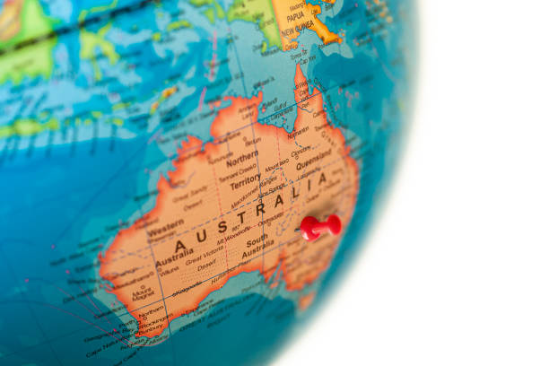 mapa de australia. el globo terráqueo se cierra con un alfiler rojo en australia. - sydney australia fotografías e imágenes de stock