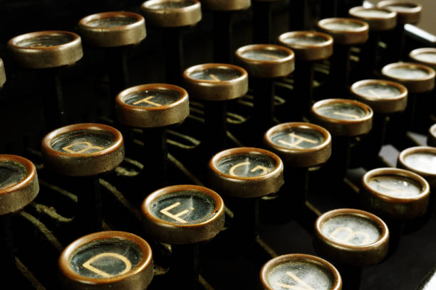 primer plano de las llaves de la máquina de escribir antigua retro. concepto de marketing de contenido. - typewriter key fotografías e imágenes de stock