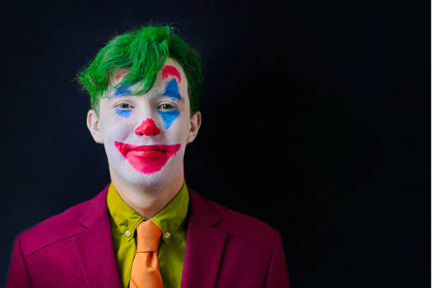 Hombre Con Maquillaje De Payaso Foto de stock y más banco de imágenes de Payaso - Payaso, Halloween, Camisa - iStock Hombre Con Maquillaje De Payaso Foto de stock y más banco de imágenes de Payaso - Payaso, Halloween, Camisa - iStock