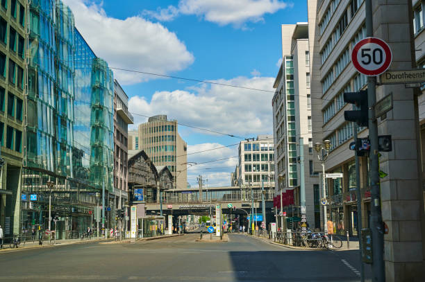 vista sulla friedrichstreet nel centro di berlino. - berlin germany architecture stoplight contemporary foto e immagini stock