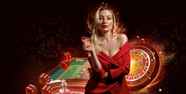 стокові фото, фото роялті-фрі та зображення на тему дівчина в червоній сукні. показує фішки, позує на темному тлі. рулетка, граючи в стіл зі стопками різнокольорових фішок на ній, літаючі кубик - casino