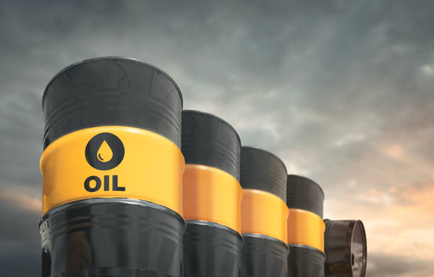 Crude oil barrels in a row Declining row of crude oil barrels inflation economics photos stock pictures, royalty-free photos & images