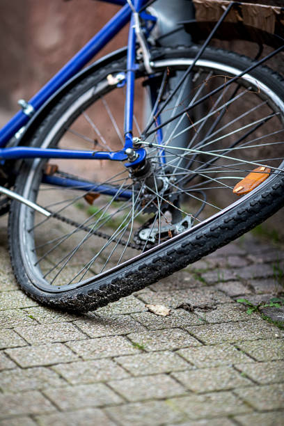 오래된 자전거의 구부러진 뒷바퀴 - photography urban scene vertical low angle view 뉴스 사진 이미지