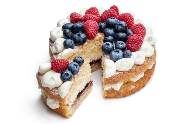 виктория бисквит со взбитыми сливками и ягодами на вершине изолированы на белом - кусок торта фотографии стоковые фото и изображения