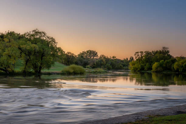 alba sul fiume rosso - riverbank foto e immagini stock