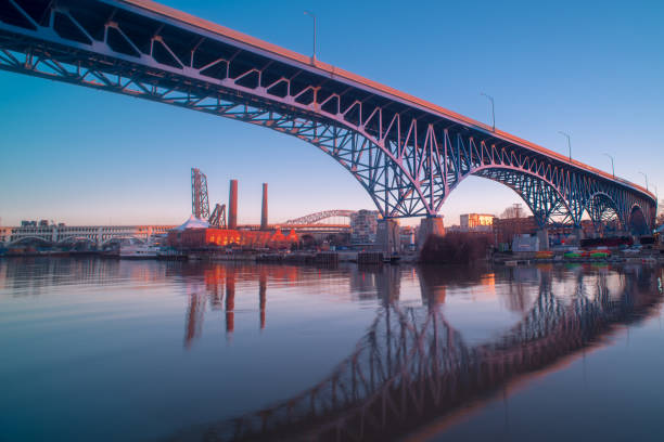 クリーブランドオハイオ州のショアウェイ橋 - landscape usa vibrant color riverbank ストックフォトと画像