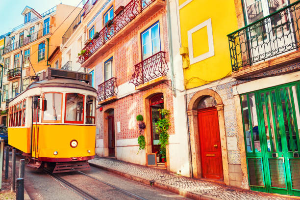 gelbe vintage-straßenbahn auf der straße in lissabon, portugal. - cable car fotos stock-fotos und bilder