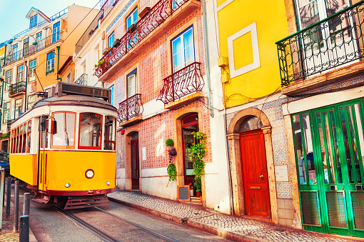 Tranvía vintage amarillo en la calle en Lisboa, Portugal. photo