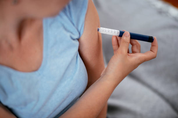 インスリンペンストック写真による注射 - insulin diabetes pen injecting ストックフォトと画像