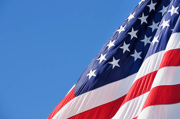 bandeira americana com espaço para texto - american flag flag usa sky imagens e fotografias de stock