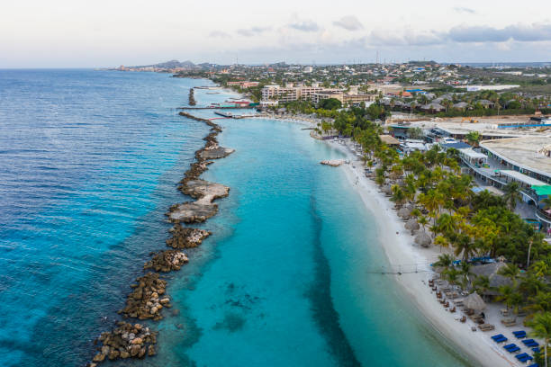 ターコイズブルーの水、崖、ビーチ、ミンボビーチ周辺の美しいサンゴ礁を持つカリブ海のキュラソーの海岸の空中写真 - beach sea landscape curacao ストックフォトと画像