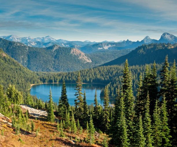 озеро дьюи с тихоокеанского креста трейл - cascade range стоковые фото и изображения