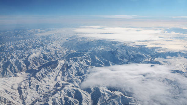 beautiful view through airplane window - mountain range earth sky airplane imagens e fotografias de stock