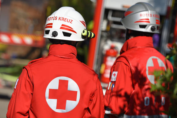 employés de la croix-rouge (haute-autriche) - upper austria photos et images de collection