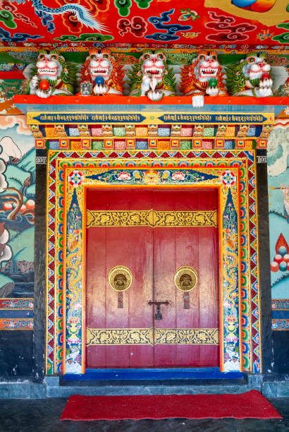 decorato con colori, con un ingresso abilmente fatto e decorato delle maniglie delle porte a un tempio del monastero buddista rumtek - gate handle door traditional culture foto e immagini stock