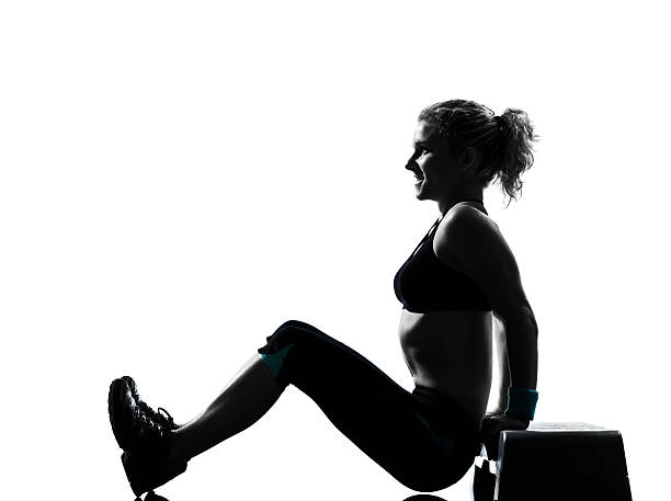 donna esercizio step - single step foto e immagini stock