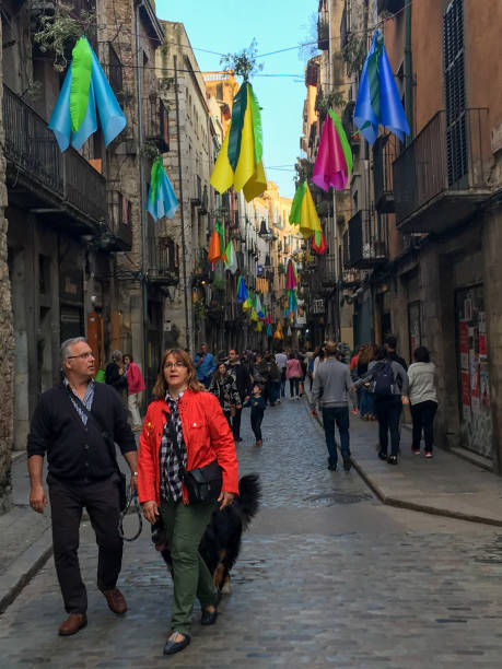 ludzie idący ulicą 16.05.2018 girona, hiszpania - unrecognizable person human face large group of people crowd zdjęcia i obrazy z banku zdjęć