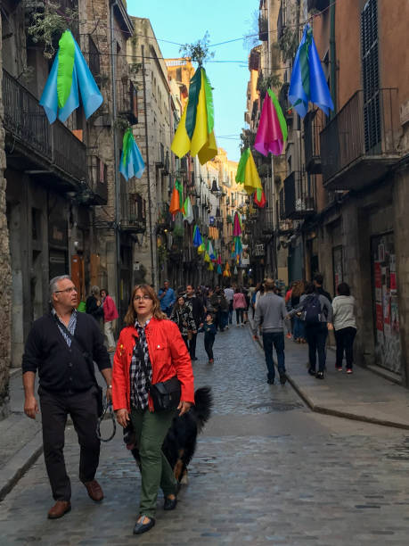 pessoas andando na rua 16.05.2018 girona, espanha - unrecognizable person human face large group of people crowd - fotografias e filmes do acervo