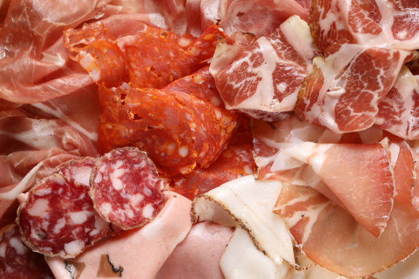 piatto salumi salumi salumi a roma italia - salumi foto e immagini stock