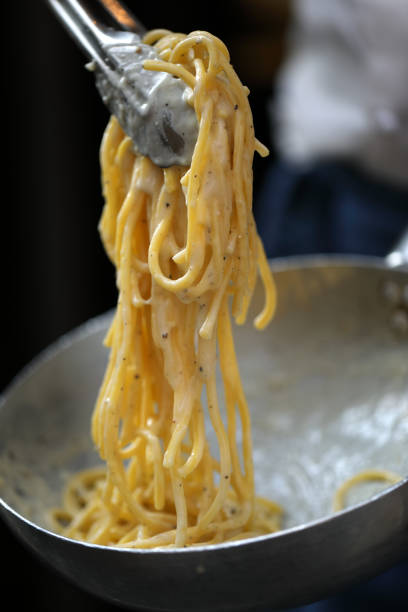 cacio e pepe pasta a roma italia - pasta noodles tagliatelle freshness foto e immagini stock